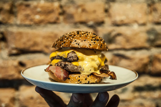 Holy Burger Miami – burger american cheese bacon e molho especial servido no pão brioche Rogerio Gomes 4 - Pequenos negócios contra Coronavírus