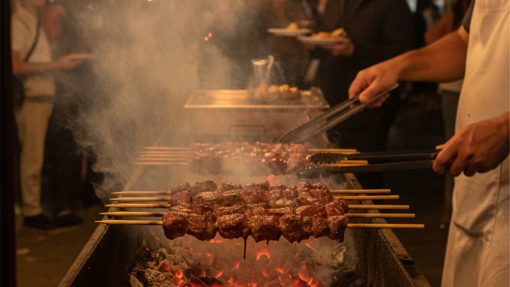 espetinhos de carne grelhando na churrasqueira em festival ao ar livre