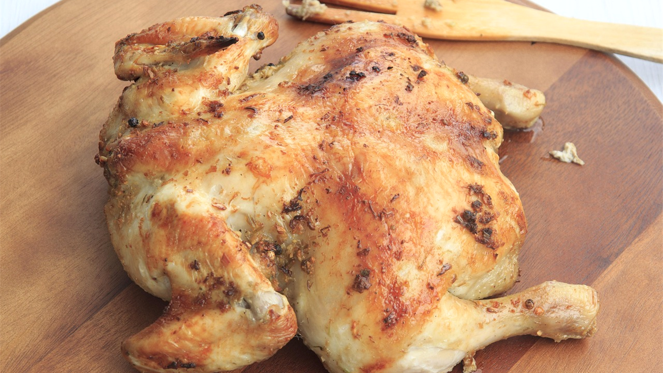 Asinhas de frango grelhadas na tabua com limao