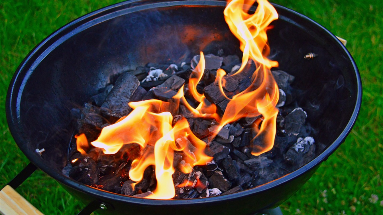 Brasa de churrasqueira em fogo medio pronta para assar cogumelos