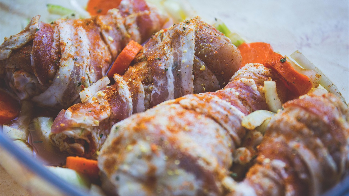 frango temperado cru pronto para o espeto