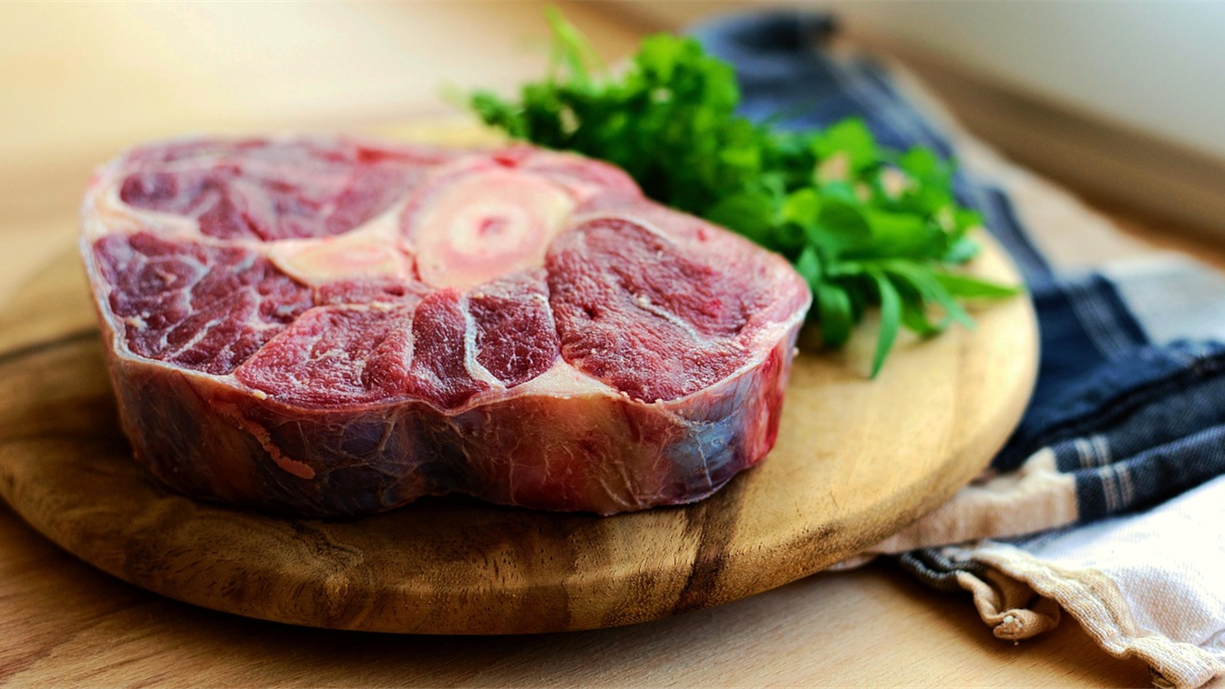 Corte de carne bovina crua em tabua de madeira