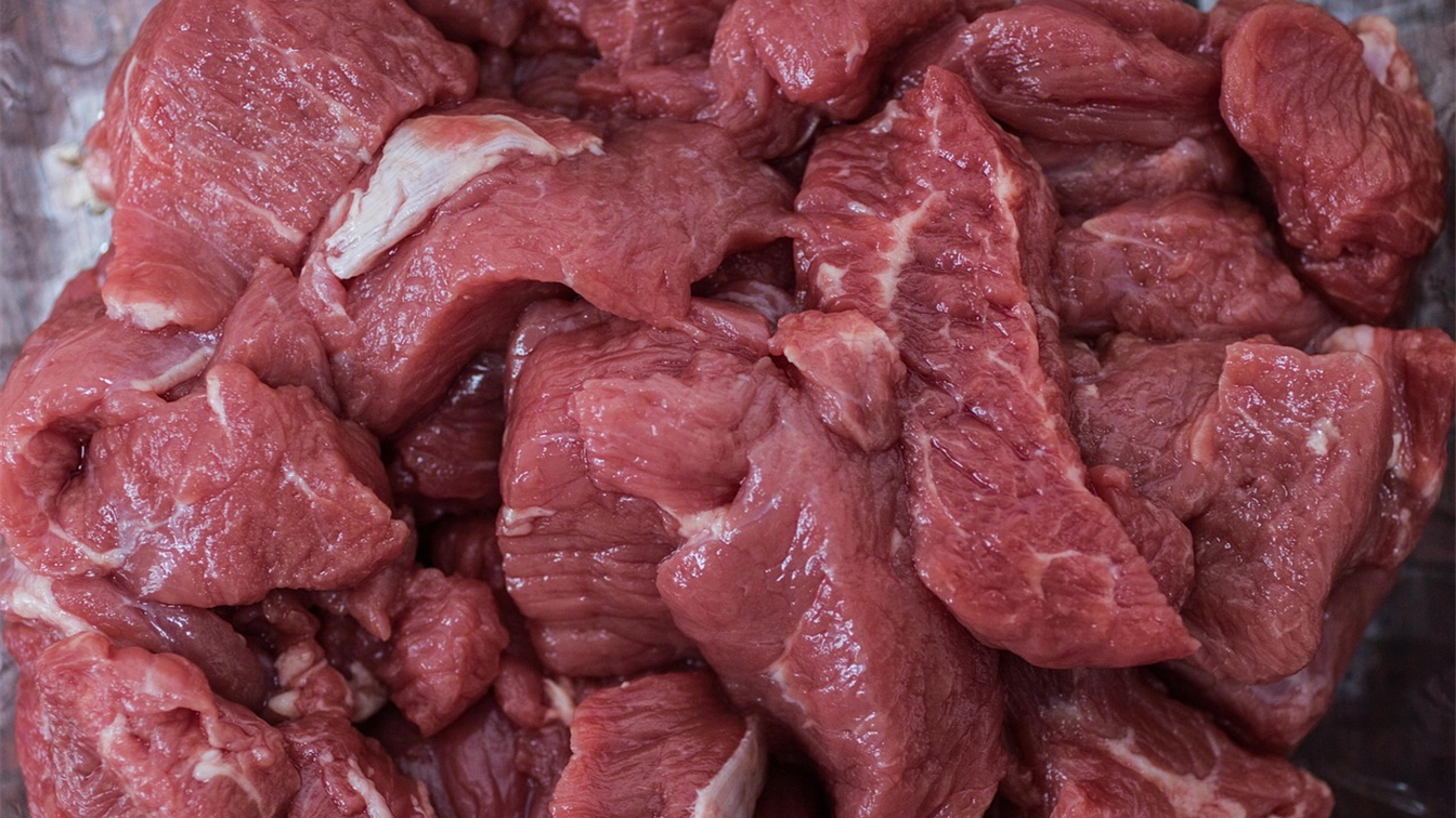 Cortes de carne bovina crua no açougue