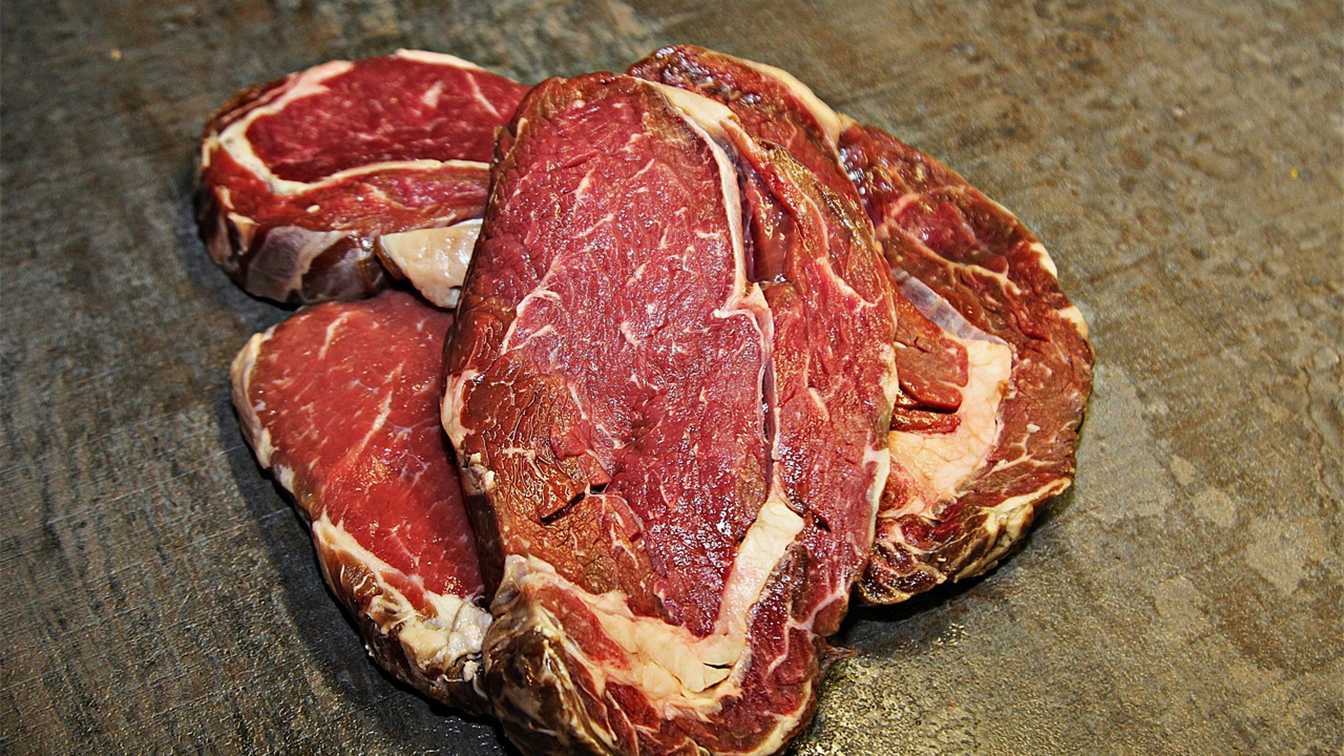 Cortes de carne bovina crus sobre bancada