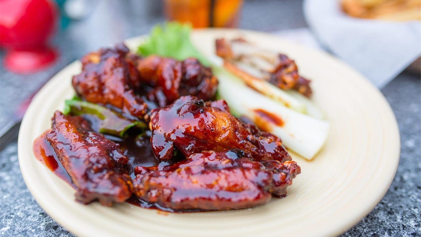 Asas de frango grelhadas com molho barbecue em prato