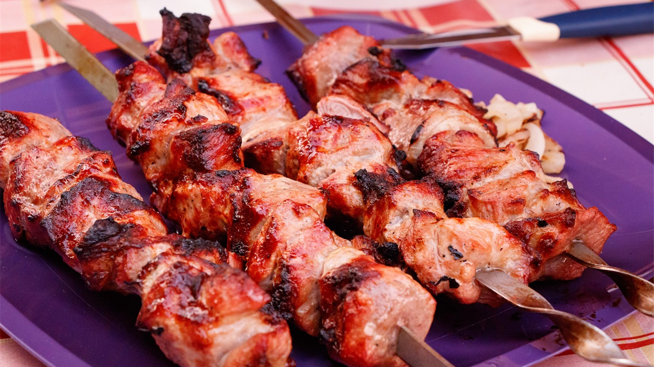 Espetinhos de carne grelhados em prato