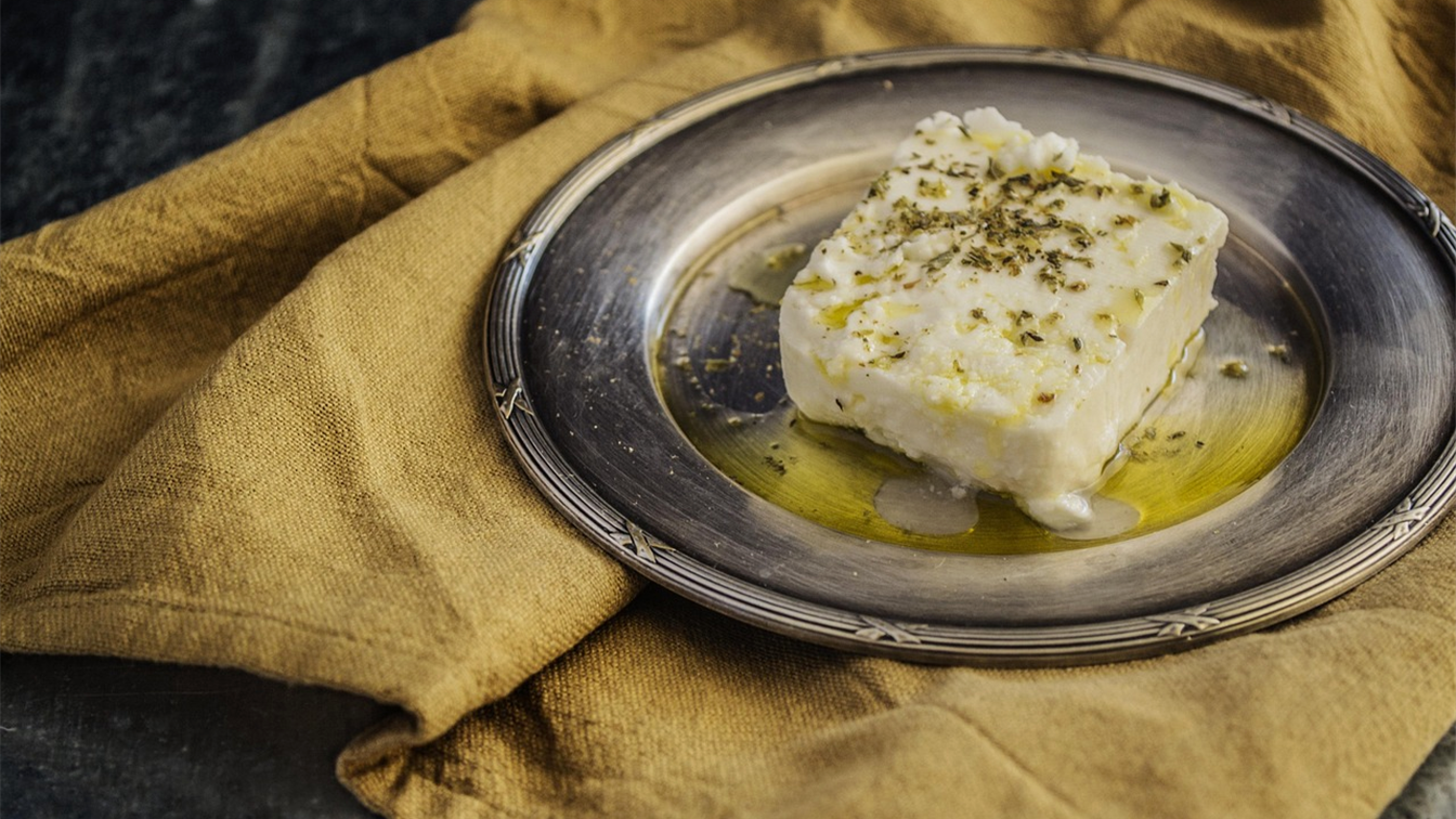 Fatia de provolone temperada com oregano e azeite pronta para a churrasqueira