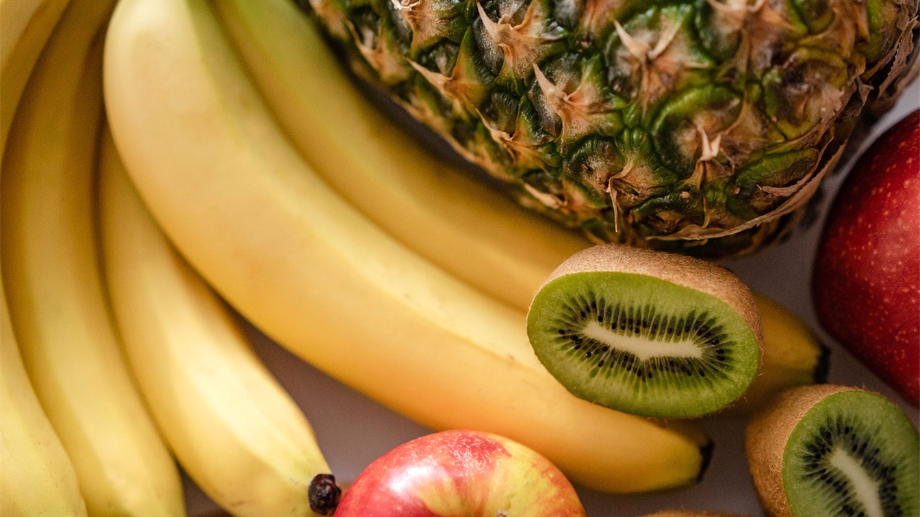 Frutas frescas para grelhar na churrasqueira